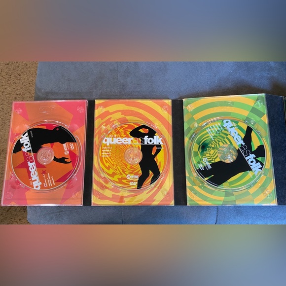 DVD Box Set Season One Queer As Folk - Picture 5 of 7